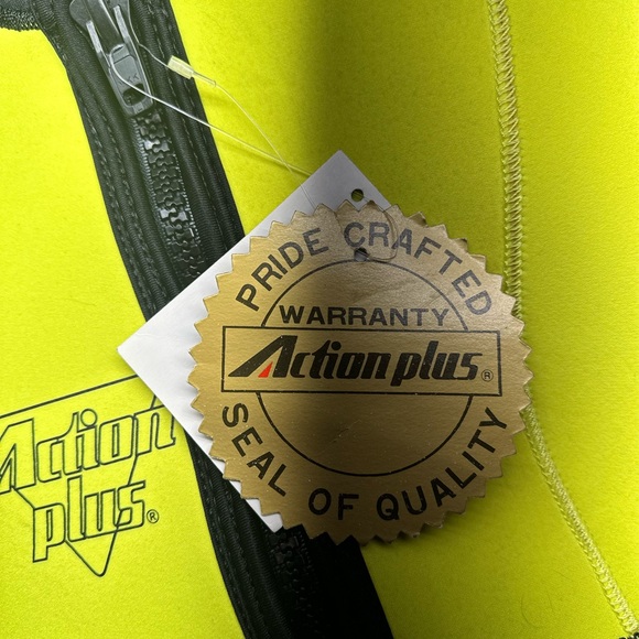 NEW Action Plus Long Sleeve Wet Suit Shorts Size Small Black&Yellow - Picture 4 of 4